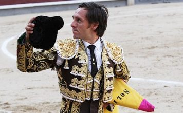 Javier Solís saludando tras matar al de su confirmación. (FOTO: Iván de Andrés/Burladero.com)